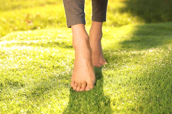 camminare piedi scalzi