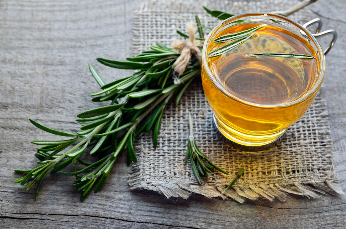 infuso-rosmarino-capelli-grassi