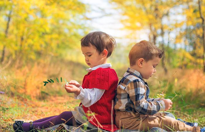 bambini con piante