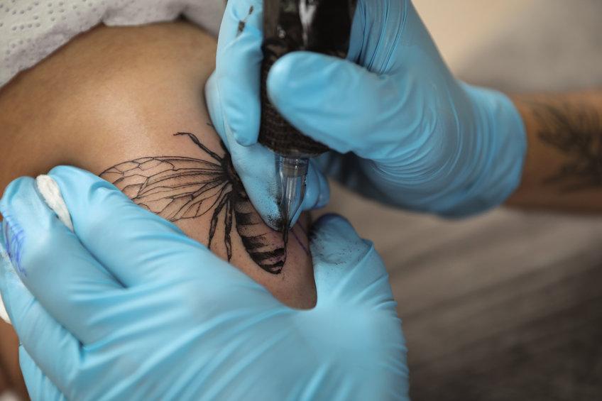 Tatuaggi più sicuri grazie alle nuove norme UE 