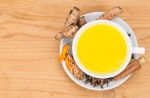 Golden milk: 5 benefici del latte di curcuma