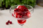 Ricette con il limone: sorbetto con coulis di lamponi