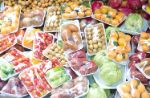 Packaging per frutta e verdura, la plastica è davvero indispensabile?