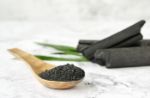 Carbone vegetale: proprietà, uso e controindicazioni